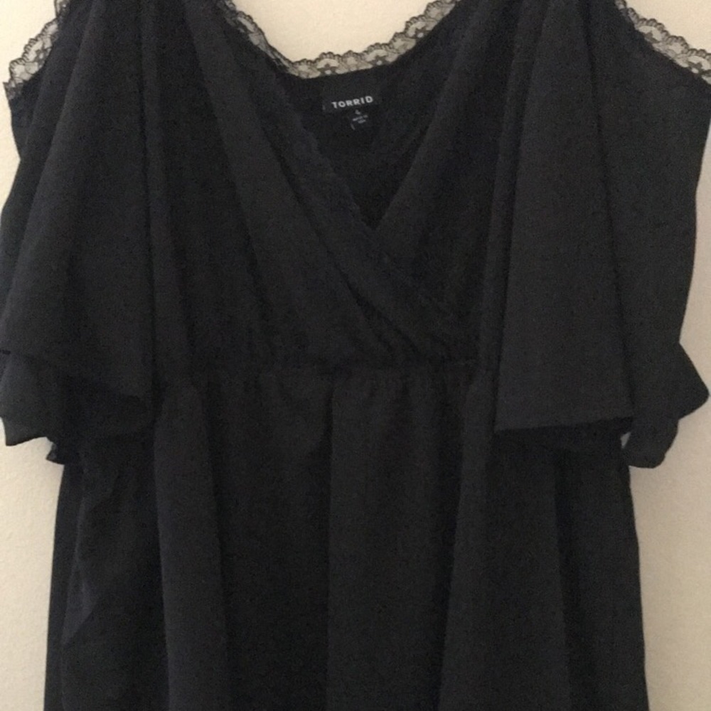 Two cute flowy shirts. - Picture 4 of 6